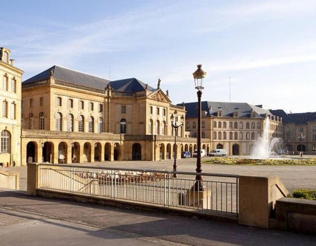 Appartement Spa Privatif Et Cinema Centre Ville Metz Exterior foto